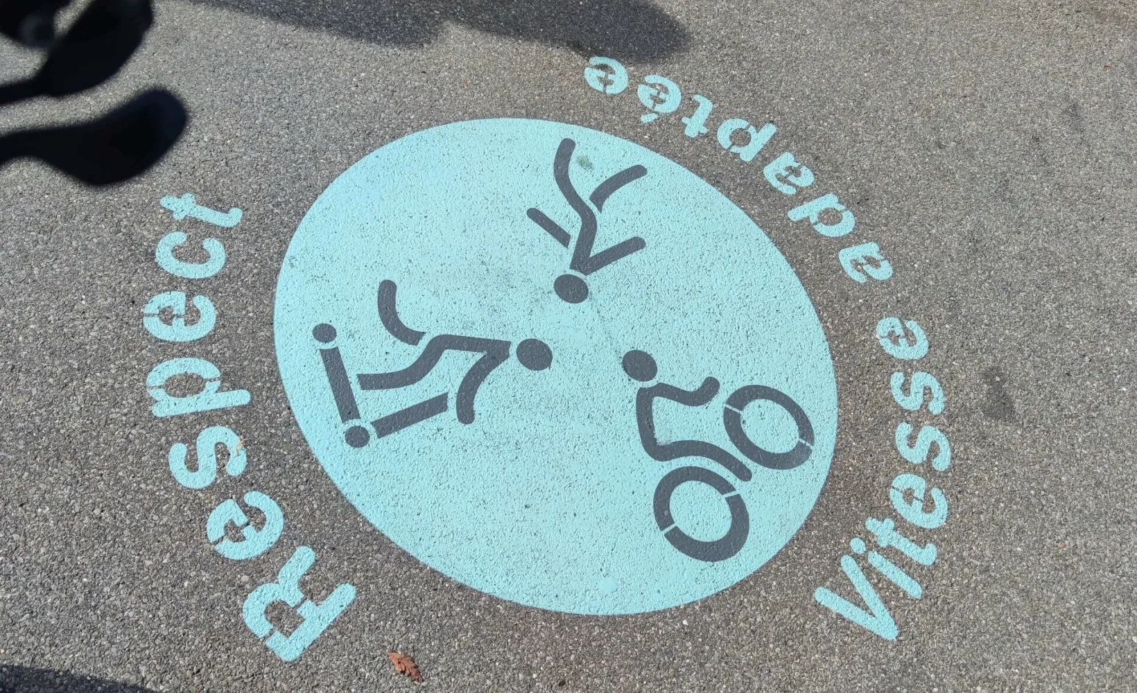 Partage espace pieton velo leger