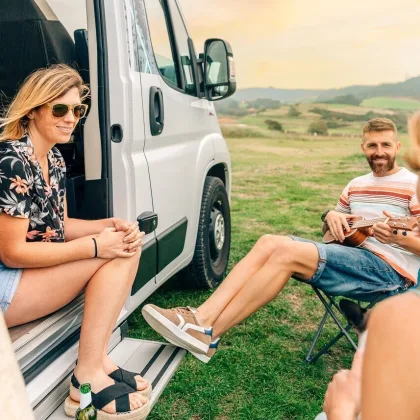 jeunes gens camping-car