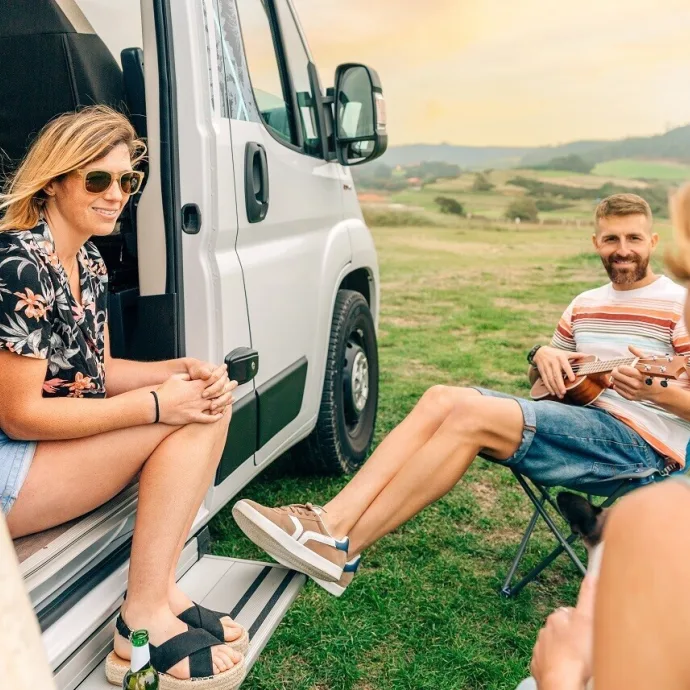 jeunes gens camping-car