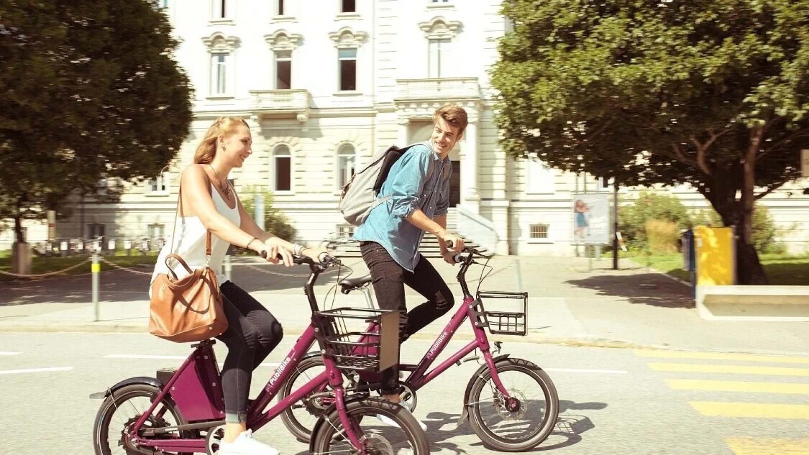 Publibike Homme et femme à vélo