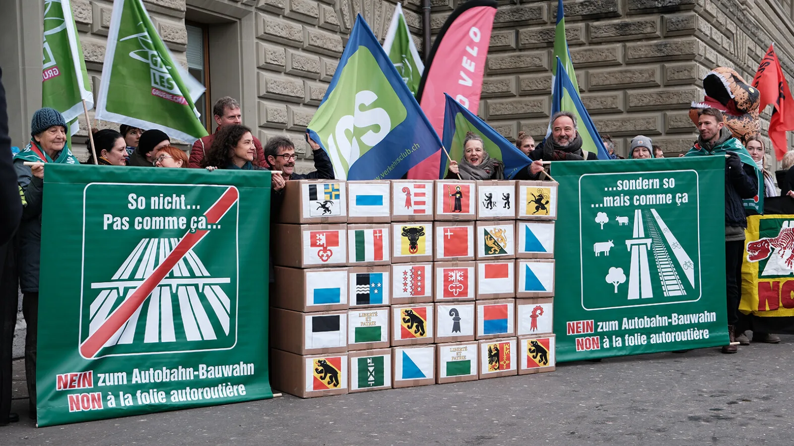 Dépôt des signatures Référendum NON aux projets autoroutiers extrêmes