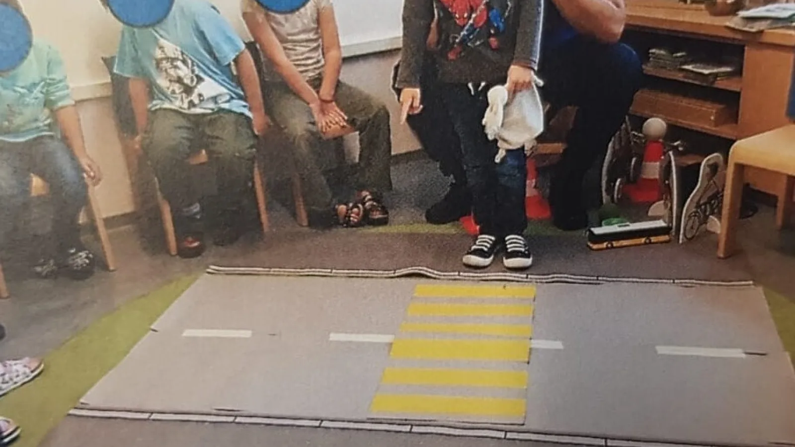 Zebrastreifen ueberqueren als Trockenuebung