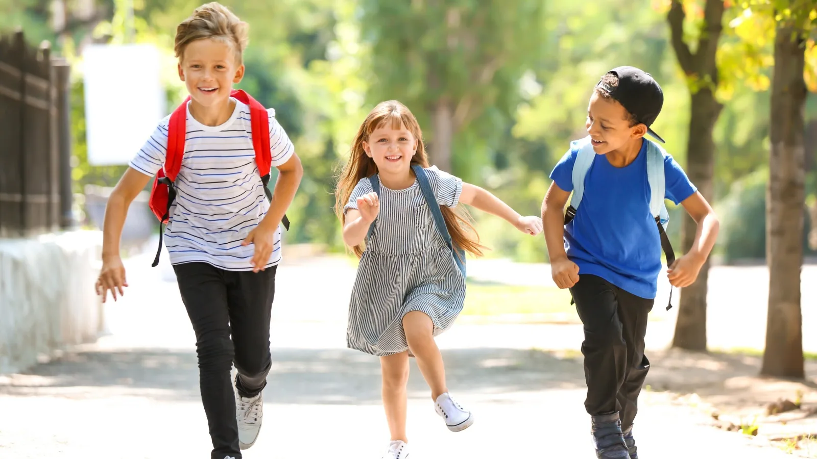 Trois enfants sur le chemin de l'école