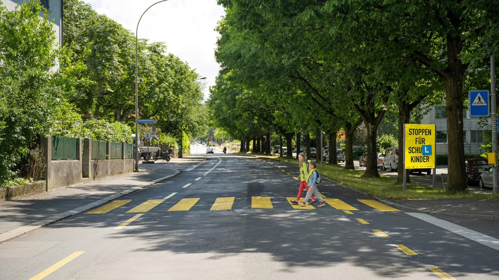 Chemin de l'école Arrêter pour les écoliers sécurité