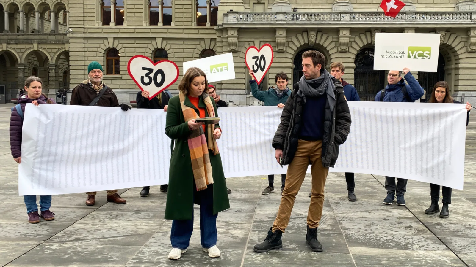 Dépôt d'une lettre de protestation contre la limitation à 30 km/h devant le Palais fédéral