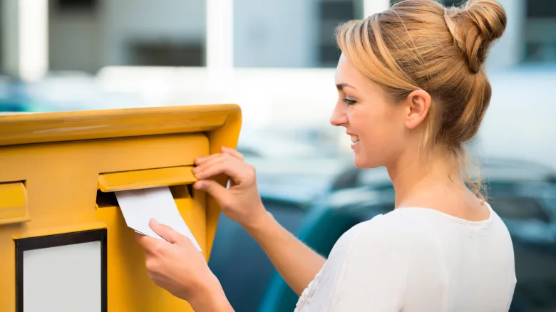 Femme Boîte aux lettres Sondage ATE