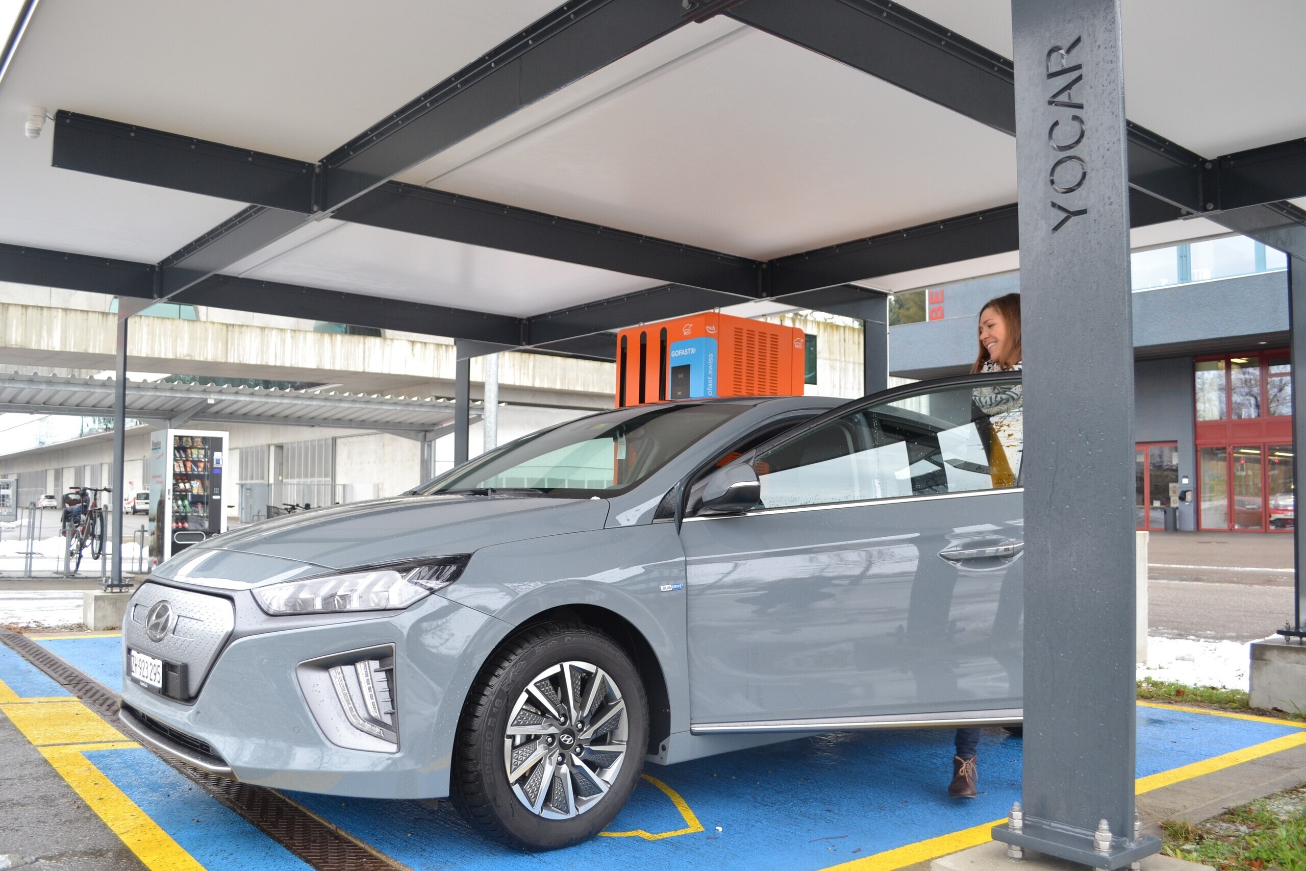 Femme voiture électrique  Mobilité électrique Positions de l'ATE