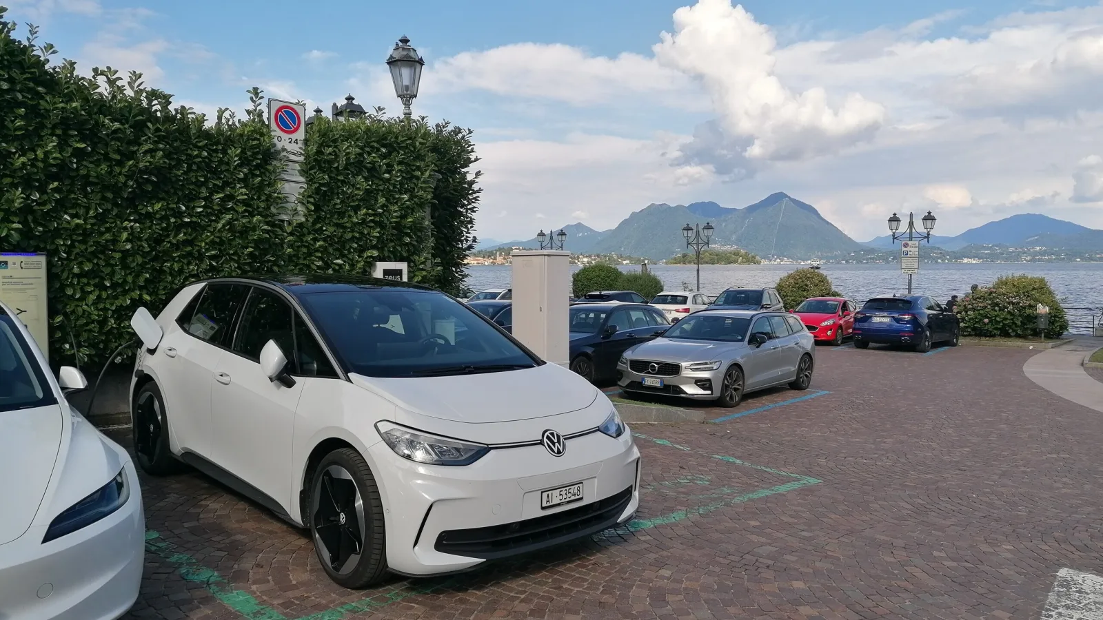 Voiture VW électrique garée à Baveno devant le Lac Majeur