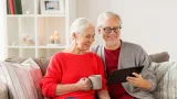 Couple âgé sur une tablette Dons