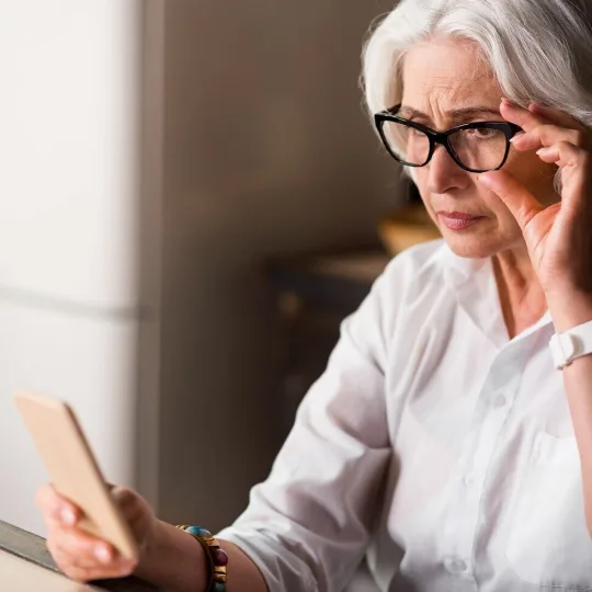 Femme au téléphone portable Dons