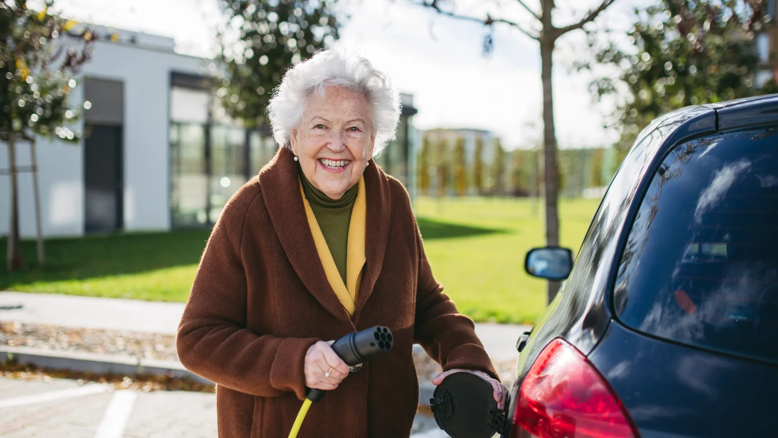 Senioren E Auto Laden 677499099 Adobe Stock Halfpoint Print