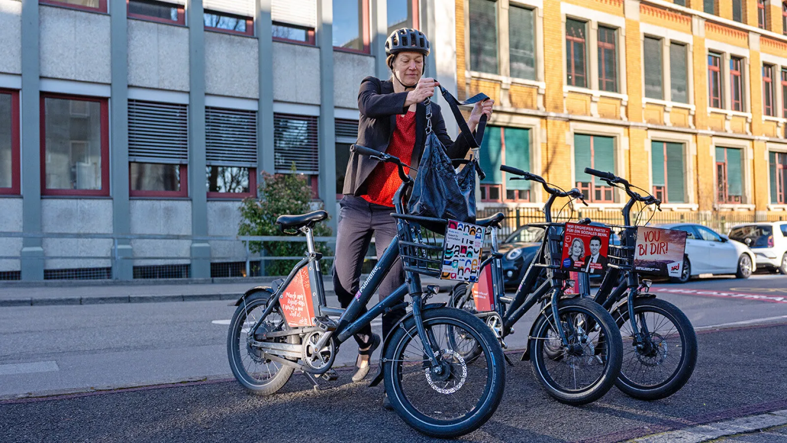 Cycliste avec un vélo Publibike à Berne