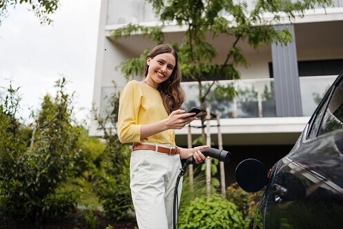 Femme Voiture Plugin Chargement Assurance auto