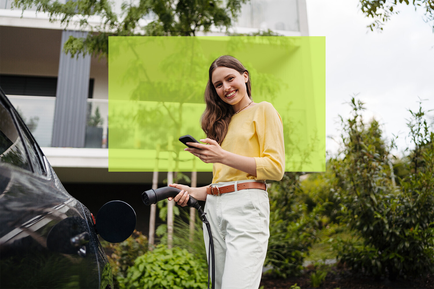 Femme Voiture électrique Plugin Charge Assurance auto