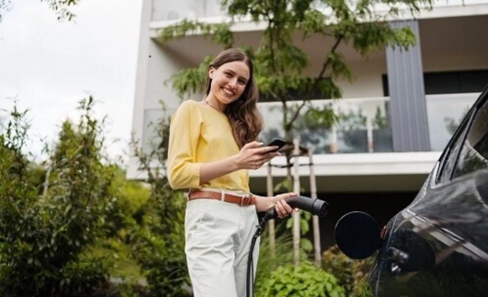 Femme Voiture Plugin Chargement Assurance auto