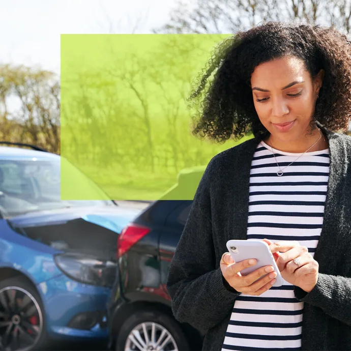 Femme Accident de voiture Smartphone Assurance auto