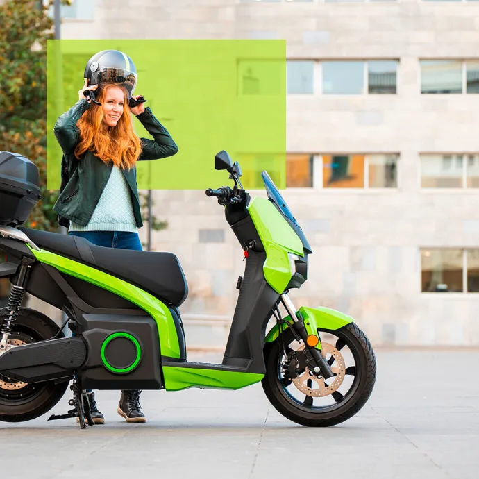 Moto Conductrice Scooter électrique Assurance